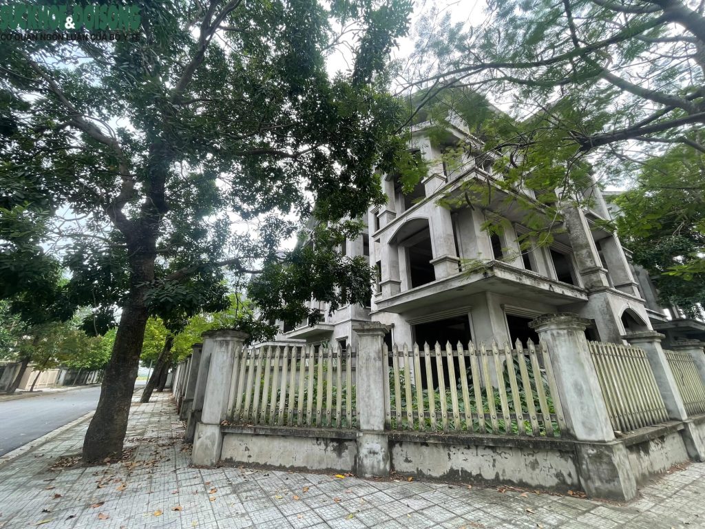 Hình ảnh khu biệt thự Song Phương (huyện Hoài Đức, Hà Nội), nhiều căn biệt thự có giá bán hàng triệu đô nhưng bị bỏ hoang lâu năm, chỉ có lác đác một vài hộ dân đến sinh sống